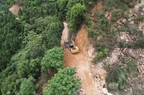 广西贺州强降雨致山体塌方道路被阻 预计今晚可恢复通行