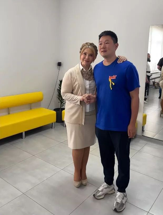 中国博士柯义在乌克兰做志愿者获美女前总理季莫申科拥抱