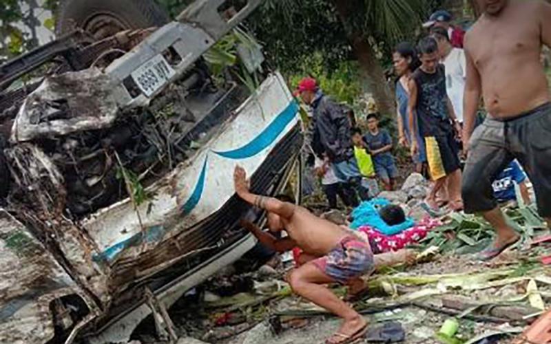 菲律宾小卡车失控翻覆 至少11人死12儿童伤