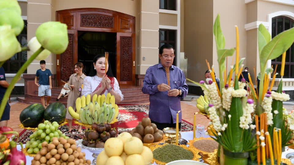 柬埔寨总理洪森和夫人在西港，烧香迎接仙女下凡！