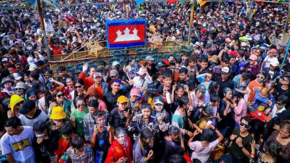 视频｜柬新年首日86万人出游，柬埔寨人玩“疯”了...